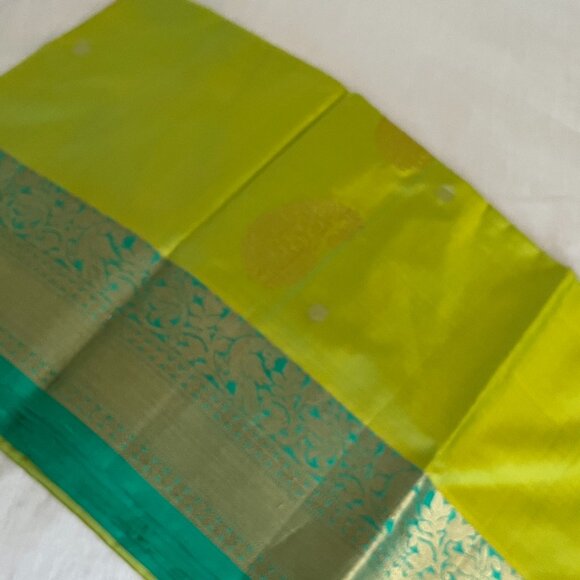Kanchipuram Pure Silk Saree Green with Red Zari Border & Rich Pallu | Bl. Fabric - Picture 3 of 16